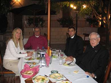 Vassula, to her left, Erzbischof Riah, Father Hatem Shehadeh, and
Canon Samir Habiby