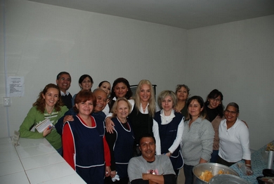 Η Βασούλα στην κουζίνα του BM με εθελοντές της ΑεΘΖ 