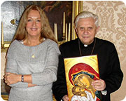 Vassula en una reunión privada con el cardenal Ratzinger poco antes de convertirse en Papa.  La reunión fue la conclusión del diálogo fructífero que tuvo lugar
