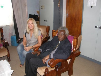 Ο επίσκοπος Paul Khoarai υποδέχεται τη Βασούλα στην κατοικία του στο Λεσότο 