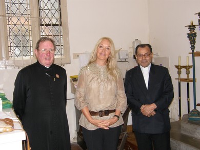 Η Βασούλα με τον Αρχιεπίσκοπο του Ν.Δελχί, V. Consensao και τον αγγλικανό ιερέα π. Beaumont Brandie .