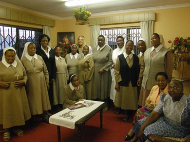 Στη Λερίμπε, με τις μοναχές και την Έβελυν Λεμπόνα στο μοναστήρι της “Θείας Πρόνοιας στη Leribe