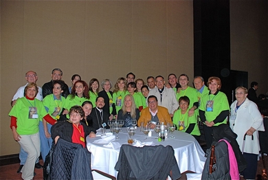Η Βασούλα με τους διοργανωτές της συνάντησης στο Monterrey