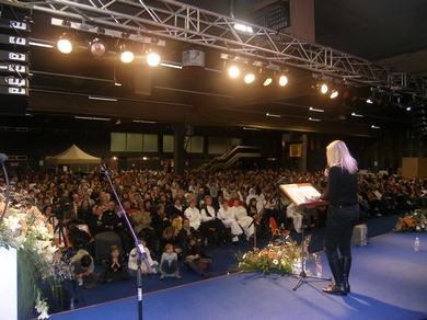 Η Βασούλα ενώ μιλάει στην Οικουμενική Συνάντηση στη Ναμούρ το 2009 