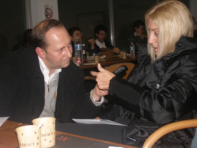 Η Βασούλα ενώ δίνει συνέντευξη στο δημοσιογράφο κ. Olivier Alberici, Εκδότη του περιοδικού 