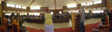 Η Βασούλα μιλάει στην εκκλησία της Santa Monica στο Λεσότο, σε 4000 ανθρώπους περίπου