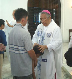 Ο Αρχιεπίσκοπος, οι ιερείς και η Βασούλα προσεύχονται πάνω στους πιστούς για θεραπεία.