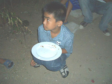 Τα παιδιά μαθαίνουν να ζητάνε από τον Ιησού να ευλογήσει το φαγητό τους και τον ευχαριστούν για το δώρο Του.