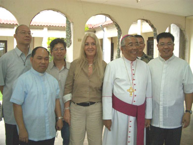 Η Βασούλα με τον Αρχιεπίσκοπο, και τους ιερείς