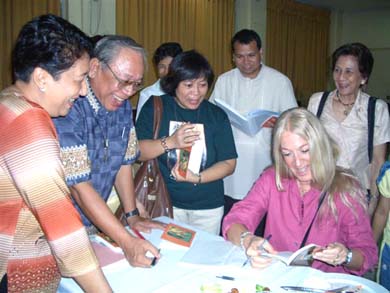 Η Βασούλα με τον π. Raphael Giron, SVD, και τους διοργανωτές της ΑεΘΖ στο Cebu μετά την ομιλία