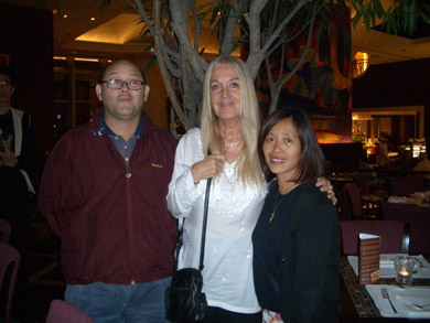 Η Βασούλα με τον Mario και την Colwyn Perreira της ΑεΘΖ στο HK