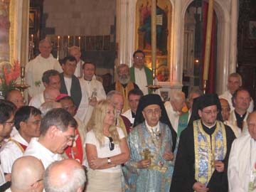 Biskupi i księża z Vassulą przy wejściu do Sanktuarium, po Liturgii
