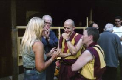 Η Βασούλα μιλάει στους Βουδιστές και στον Fr. Peter στην μονή του Crawley Down