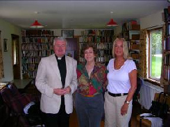 Ο π. Tony Churchill, η Valerie και η Βασούλα